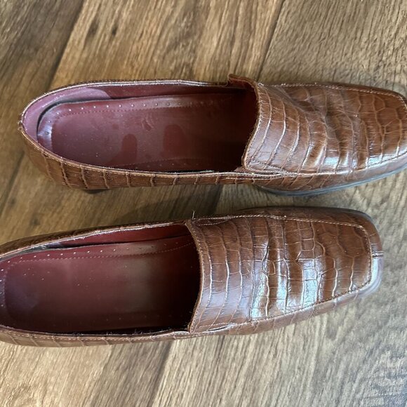 Brown leather crocodile embossed block heel with traction sole - Picture 4 of 16